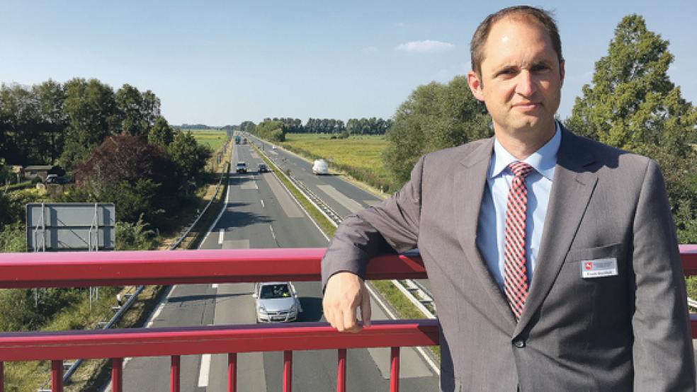 Der Geschäftsbereichsleiter der Landesbehörde für Straßenbau und Verkehr in Aurich, Frank Buchholz, auf einer der fünf Brücken, die abgerissen werden müssen. © Foto: Bergmann