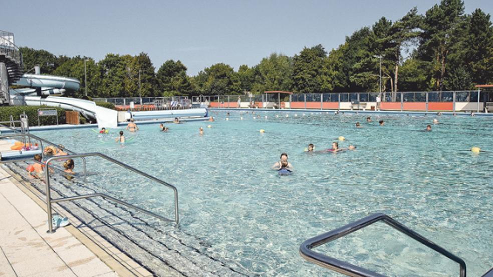 Das Freibad in Weener erfreute sich in diesem Sommer trotz des wechselhaften Wetters wieder großer Beliebtheit. Bislang wurden in der laufenden Saison insgesamt 78.100 Besucher gezählt - und damit rund 4000 mehr als 2015. © Foto: Zuidema