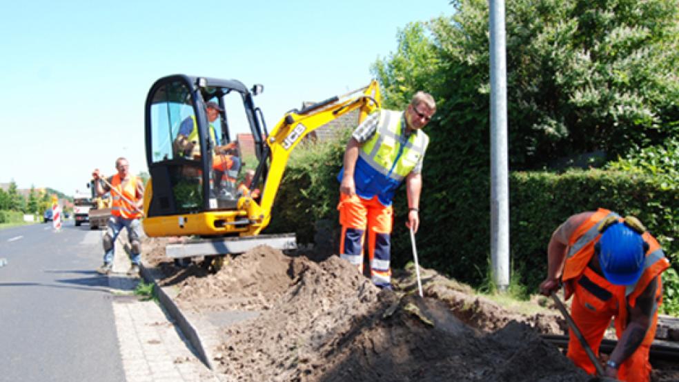 230.000 Euro will die Stadt Weener in den Breitband-Ausbau auf ihrem Gebiet investieren. Im Bild Kabelverlegungsarbeiten im Juni dieses Jahres in Tichelwarf. © Foto: Hoegen