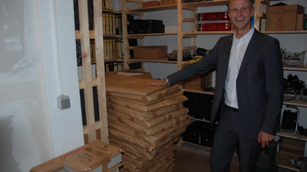 Hier lagern Teile der Stimmzettel im Obergeschoss des Rathauses in Weener. Erster Stadtrat Hermann Welp präsentiert den imposanten Stapel. © Foto: Hoegen