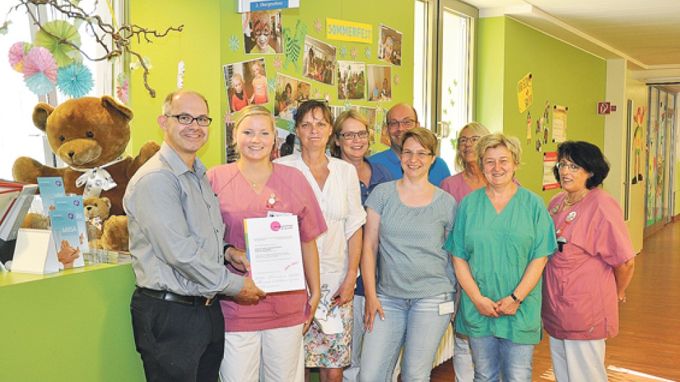 Stolz auf die Urkunde: Chefarzt Dr. med. Daniel Schüler (links) freut sich mit dem Team der Klinik für Kinder- und Jugendmedizin über die Auszeichnung.  © Foto: Klinikum /Löning