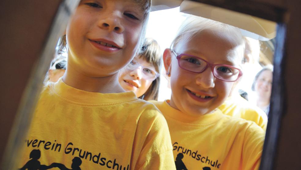 Neugierig linsen die Kinder in die Nistkästen. Links im Bild: Janno Hofinga und Amelie Bruns. © Fotos:Tirrel