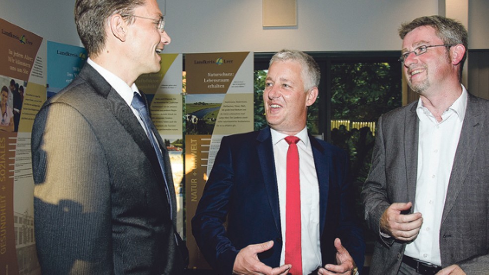 Strahlender Sieger: Der frischgebackene Landrat Matthias Groote (Mitte) mit seinen Mitbewerber Tammo Lenger von den Grünen (links) und Dr. Dirk Lüerßen von der CDU. © Foto: Hanken