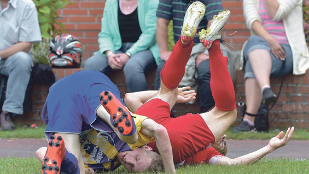 Es sah nicht immer nach Fußball aus, was die Weeneraner und die Ihrhover am Sonntag zeigten. Hier überschlagen sie Frank Malchus und Jannes Galenski nach einem Zusammenstoß. © Fotos: Bruins