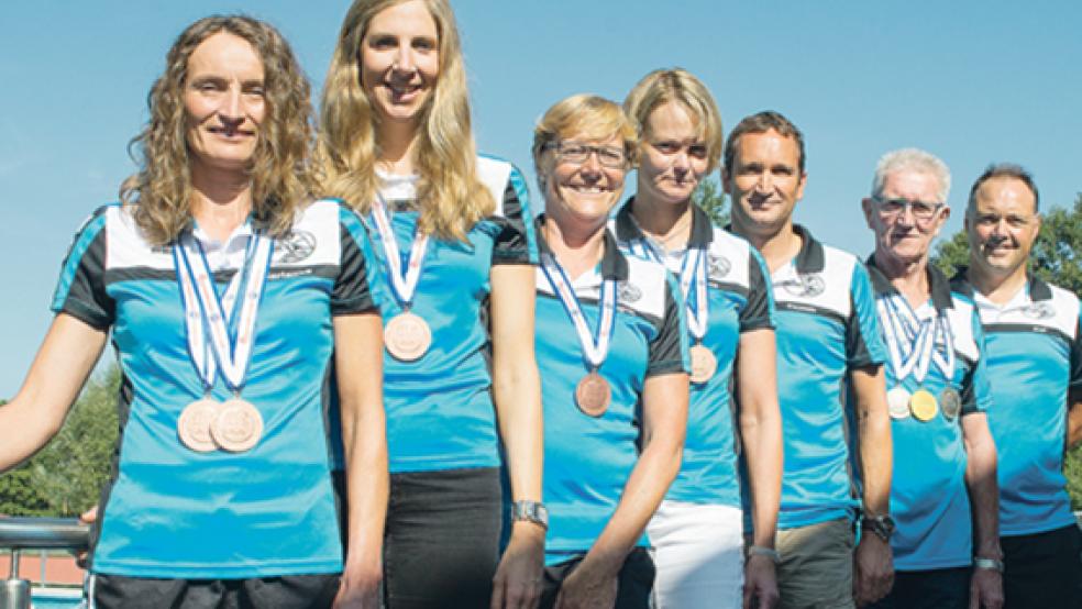 Weeners WM-Fahrer zeigten in den Niederlanden tolle Leistungen: Zum Team gehören (v. l.) Marianne Schüür-Buntjer, May-Britt Hölscher, Annegret Peters, Anne Huisinga, Thomas Exner, Hans-Gerd Hülsmann und Fred Peters. © Foto: Mentrup