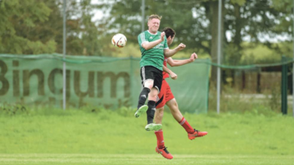 So ausgeglichen wie dieses Kopfballduell mit Dimitri Patzer endete die Partie zwischen Bingum und Leybucht. © Foto: Bruins