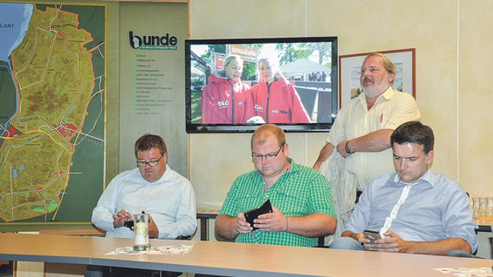Im Rathaus in Bunde verfolgten viele Kandidaten die Auszählung der Stimmen auf dem großen Bildschirm oder direkt auf dem Handy.  © Foto: Boelmann 