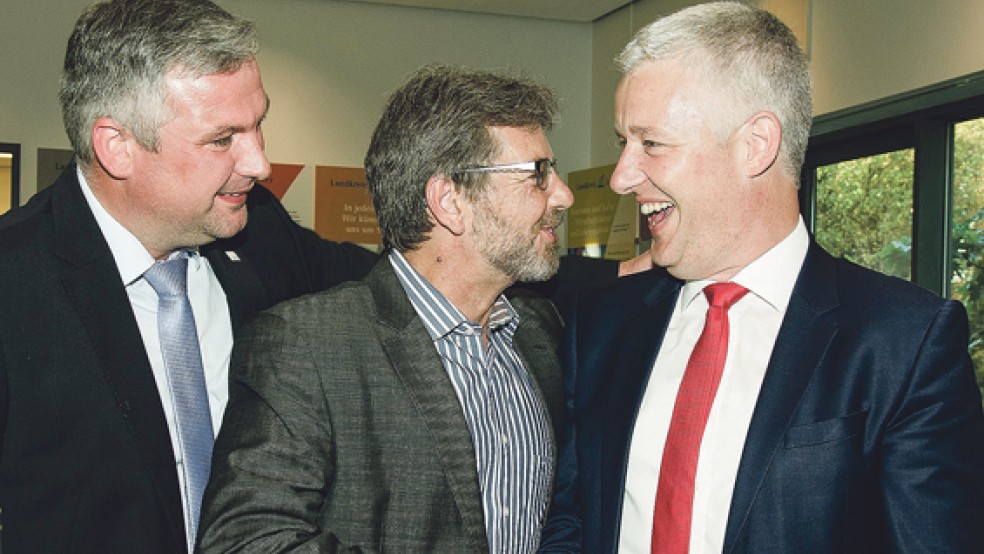 Groote Freude: Matthias Groote (linkes Bild, rechts) nimmt die Glückwünsche zur Landratswahl vom SPD-Kreisvorsitzenden Sascha Laaken (links) und Bundestagsabgeordneten Markus Paschke entgegen. © Foto: Hanken