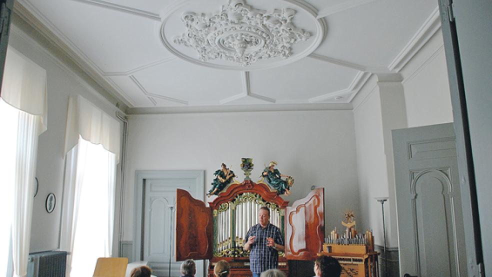 Organist Ludolf Heikens gab den Besuchern des Organeums Einblicke in die Geschichte der bürgerlichen Stadtvilla mit den stuckverzierten Decken und führte musikalisch durch die Sammlung historischer Tasteninstrumente; im Hintergrund sind die Kabinettorgel von Ibe Peters Iben von 1790 und (rechts) ein Orgelfunktionsmodell für das Klassenzimmer zu sehen. © 
