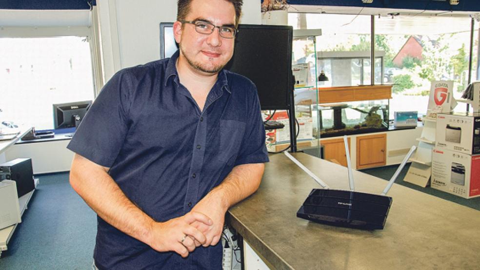 Ein handelsüblicher Router, dazu eine spezielle Software, und fertig ist der Internet-Zugang über »Freifunk«. Christian Hainke setzt sich für freies Internet im Bunder Ortskern ein. © Foto: Hoegen
