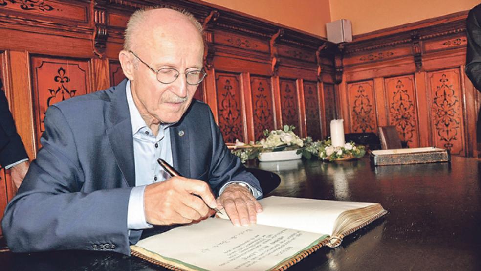 Willi Lemke war gestern in Leer zu Gast und hat sich im Rathaus im Goldenen Buch der Stadt verewigt. © Foto: Boelmann