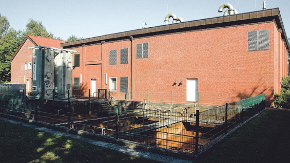 Hinter dem Wasserwerk in Weener stehen bereits mobile Aktivkohle-Filter zur Reinigung des Grundwassers (links im Bild). Nun soll eine Halle mit stationären Filtern gebaut werden. »Wir brauchen eine dauerhafte Lösung«, sagte Verbandsgeschäftsführer Jan Schulte. © Fotos: Szyska