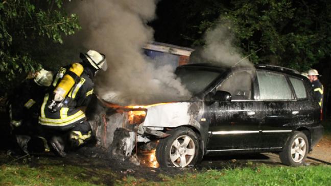 Kia Carens brennt an der Friesenstraße