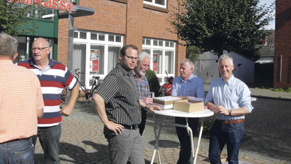 Umfrage vor der Sparkasse an der Hauptstraße: Die Stapelmoorer SPD sammelte Meinungen. © Foto: privat