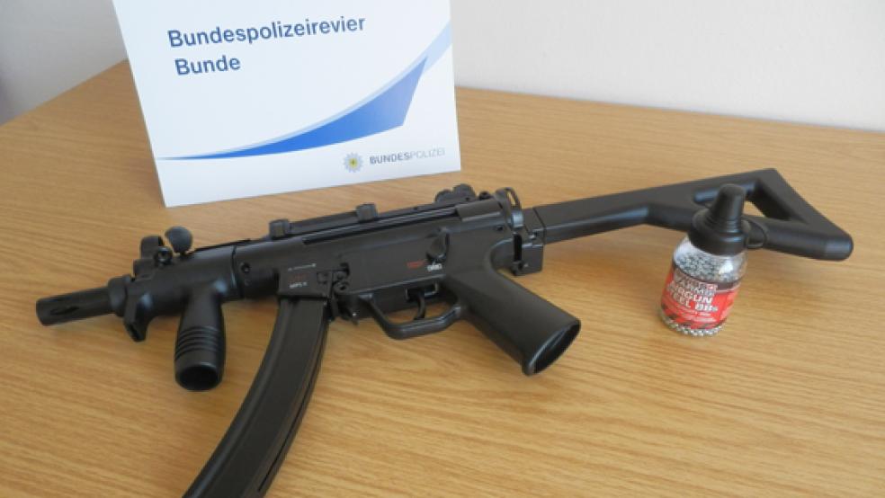 Diese Softair-Variante einer Maschinenpistole führte ein 17-Jähriger mit sich, den die Bundespolizei bei Weener anhielt. © Foto: Bundespolizei