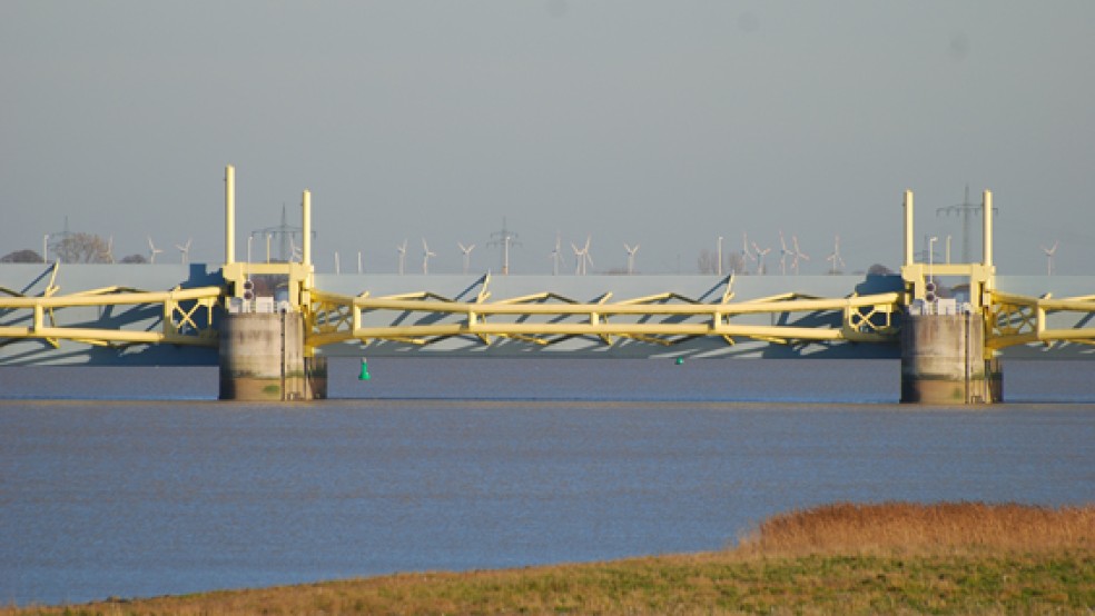 Eine Schließung des Sperrwerks zum Aufstau der Ems wirkt sich nach Angaben des NLWKN nicht negativ auf den Sauerstoffgehalt des Flusses aus. © Foto: Hanken