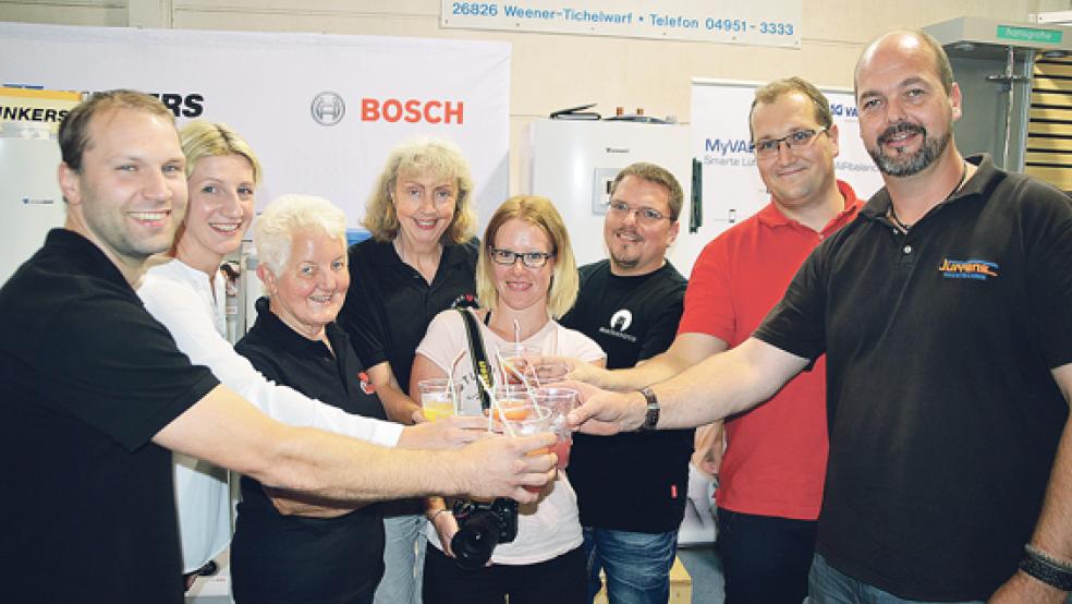 Prost darauf: Bei der Gewerbeschau sind für den Verein Leukin insgesamt 500 Euro zusammengekommen. Von links: Gerhard und Tanja Eckhoff von Zweirad Eckhoff, Adelheid Winkler und Karla Freesemann von Leukin, Sandra Abbas und Martin Brinkmann von Marienfoto sowie Kai Lamprecht und Jens Tirrel von Jürrens Haustechnik.  © Fotos: Himstedt (1)/privat (3)