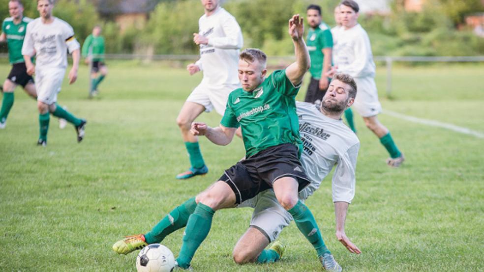 Kampf um wichtige Punkte im Tabellenkeller: Teutonia Stapelmoor um Derk Göwert bekommt es heute mit Eintracht Völlen zu tun. © Foto: Mentrup