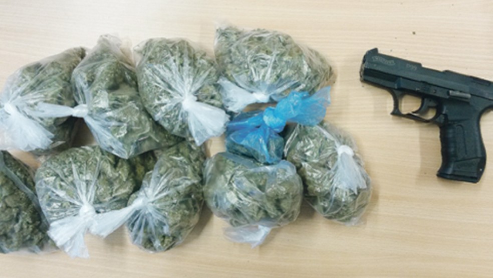 Diese zehn Beutel mit Marihuana und diese Schreckschusspistole fand die Polizei bei einer Kontrolle in Völlenerfehn im Auto eines 20-jährigen Fahrers. © Foto: Polizei