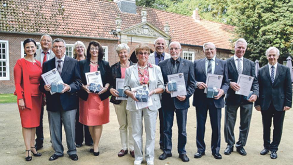 Mit dem Ehrenamtspreis des Landkreises Leer zeichneten die CDU-Bundestagsabgeordnete Gitta Connemann (links) und Landrat Bernhard Bramlage (rechts) gestern Nachmittag im Konzertsaal der Evenburg in Loga zehn Aktive aus. Neben Hildegard Hartmann aus Jemgum (Vierte von links) wurden Barbara Backer, Johann Schnau (beide Moormerland), Ernst Büsing, Käthe Spieker (beide Ostrhauderfehn), Helga Schröder, Manfred Marschner (beide Hesel), Klaus Bittigau (Rhauderfehn), Emil de Riese (Filsum) und Heinrich Schnau (Leer) mit dem »Blinkfüür«-Preis geehrt. © Foto: Tirrel