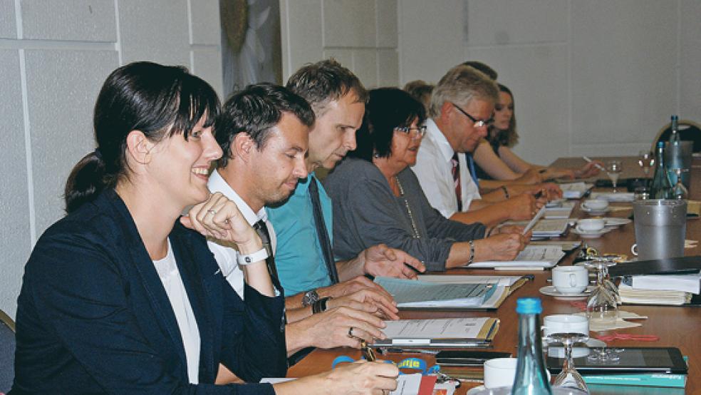 Für Silke Krallmann, neue Leiterin des Fachbereichs IV (links im Bild), war es am Donnerstag die erste Ratssitzung. Neben ihr Kämmerer Ingo Großpietsch, Erster Stadtrat Hermann Welp, Ratsvorsitzende Ute Prang und Bürgermeister Ludwig Sonnenberg. © Foto: Hoegent