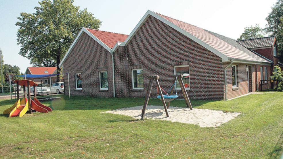 Der neue Anbau der Kindertagesstätte zwischen Grundschule und Feuerwehrhaus in Wymeer wird bereits für die Betreuung der unter Dreijährigen genutzt. Im Außenbereich hat die Gemeinde Bunde kürzlich Spielgeräte aufstellen lassen. © Foto: Szyska
