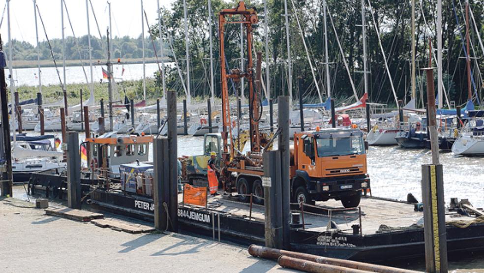 Am Donnerstag wurde die Montage des Arbeitsgeräts im Hafen von Jemgum beendet. © Foto: Thorsten Kuchta