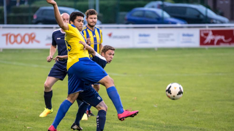 Derbykampf: Weeners Adson Menezes (links) behält gegen den Heidjer Dennis Smidt die Oberhand. © Foto: Mentrup