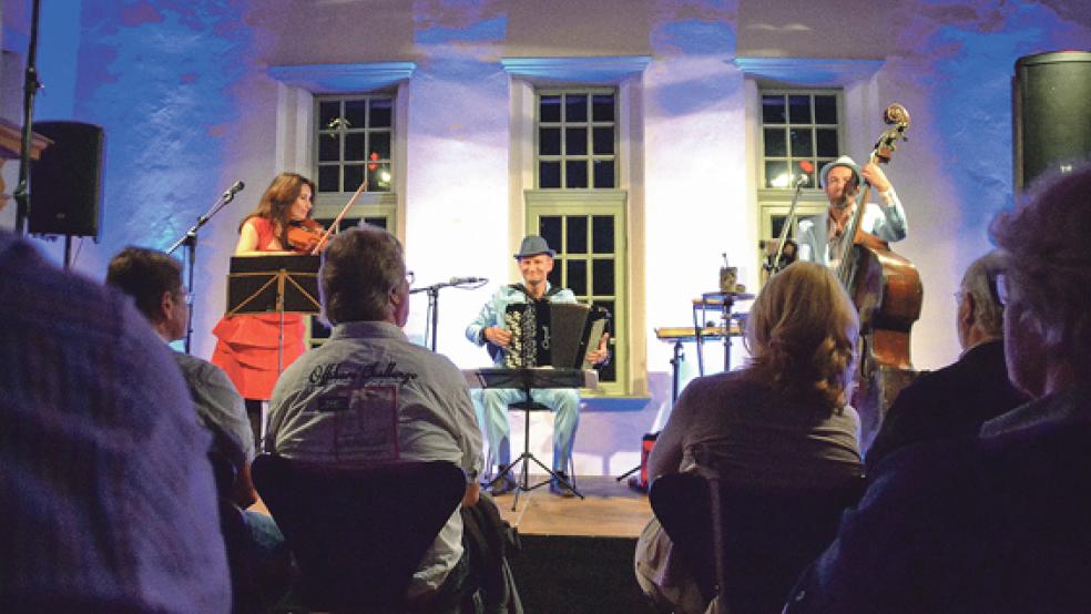 50 Besucher ließen sich im Steinhaus in Bunderhee von der Musik des Trio Macchiato mitreißen. © Fotos: Tirrel