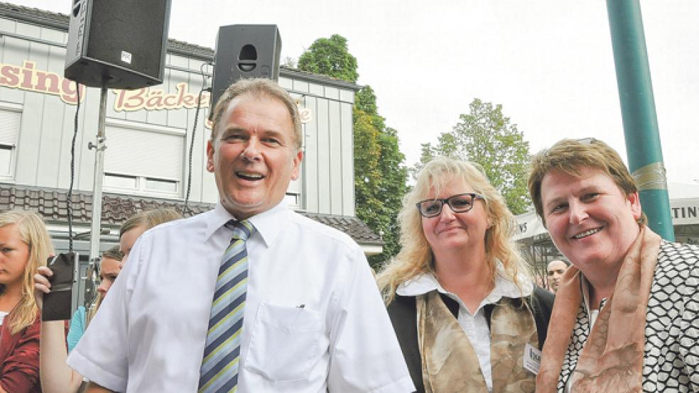 Eröffneten die Eurofete (von links): Gerald Sap (Bürgermeister), Birgit Lübbermann-Gabriel (Gewerbevereinsvorsitzende) und Johanne Modder (Festrednerin).  © Foto: Boelmann