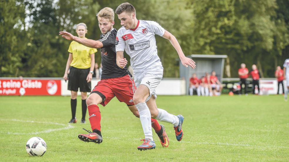 Der SV Ems lief hinterher - so wie hier Hauke Bugiel seinem Gegenspieler. Besonders nach dem Seitenwechsel konnten sich die Rheiderländer kaum noch durchsetzen. © Fotos: Bruins