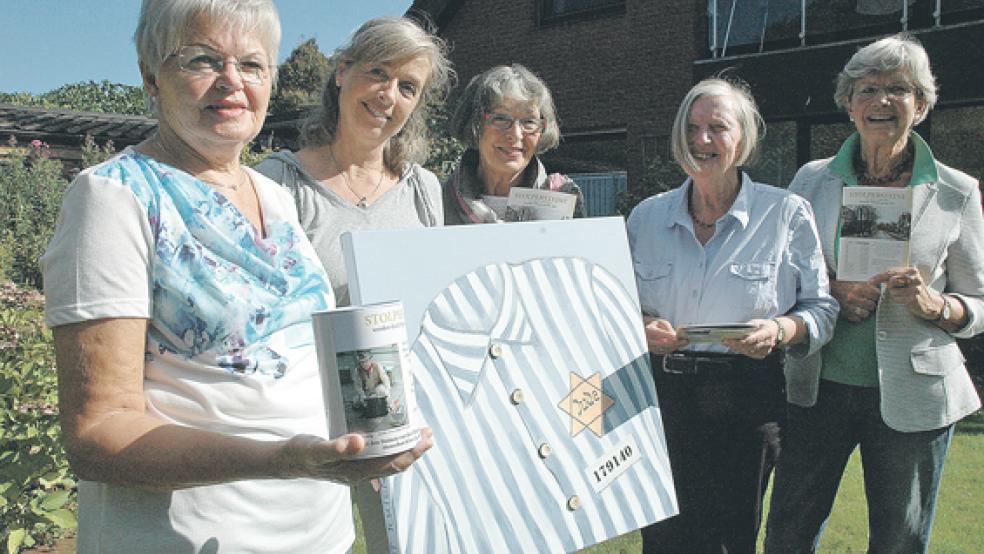 Bereiten die Verlegung von »Stolpersteinen« in Weener vor (von links): Karin Mittwollen, Birgit Rutenberg, Gisela Ritz, Gerda Pruin und Anny Kaufmann. Es fehlt Lutz Drewniok. © Foto: Szyska