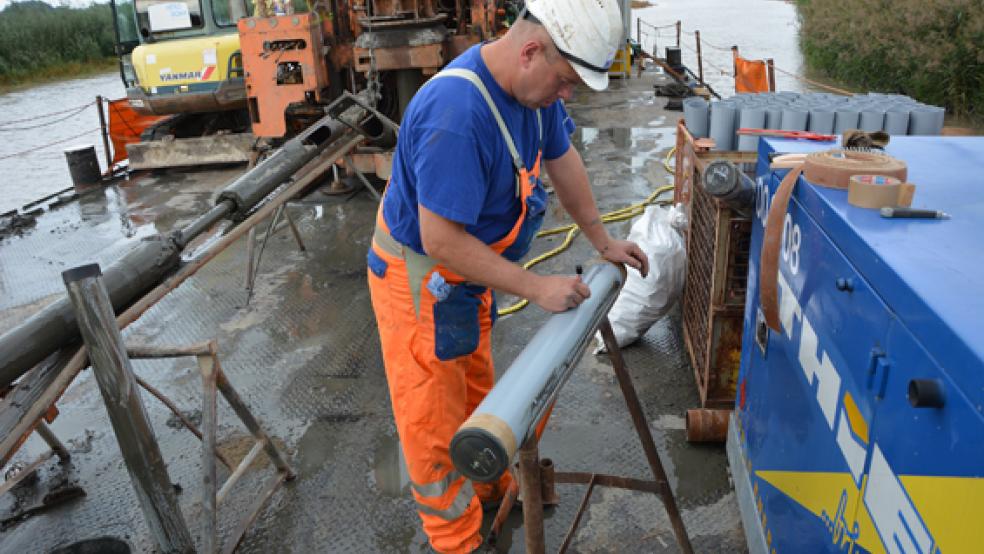 Vom Ponton aus wurden alle vorgesehen Bohrpunkte im Ems-Altarm bei Vellage erreicht. © Foto: NLWKN