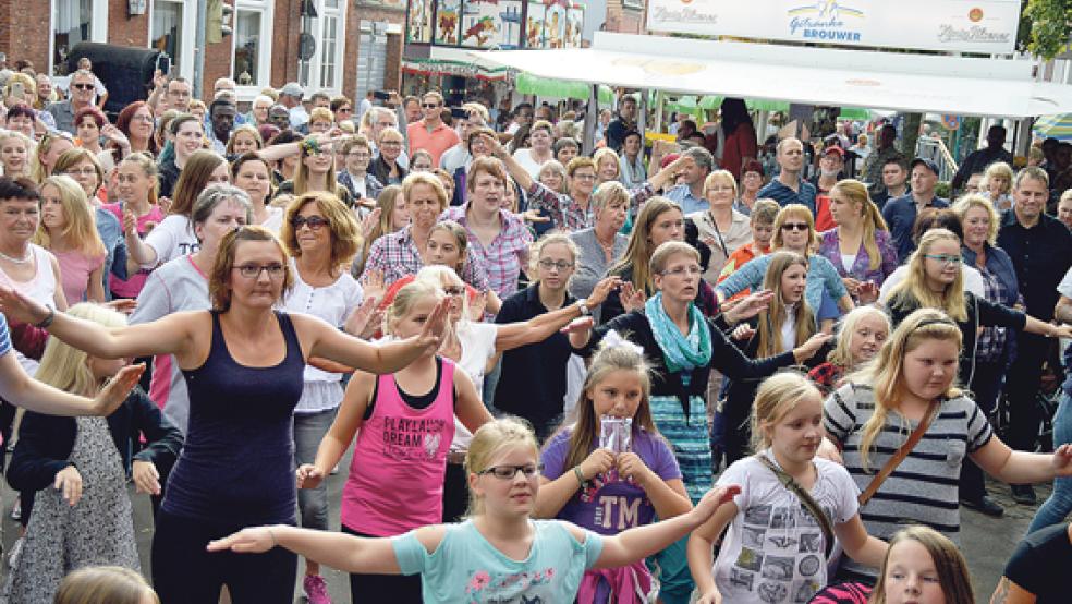 »BeAktive Flashmob«: Mindestens 60 Musikbegeisterte tanzten während der Euro-Fete auf der Blinke spontan mit. Der TV Bunde setzte damit ein Zeichen für die »Europäische Woche des Sports«.  © Foto: Himstedt