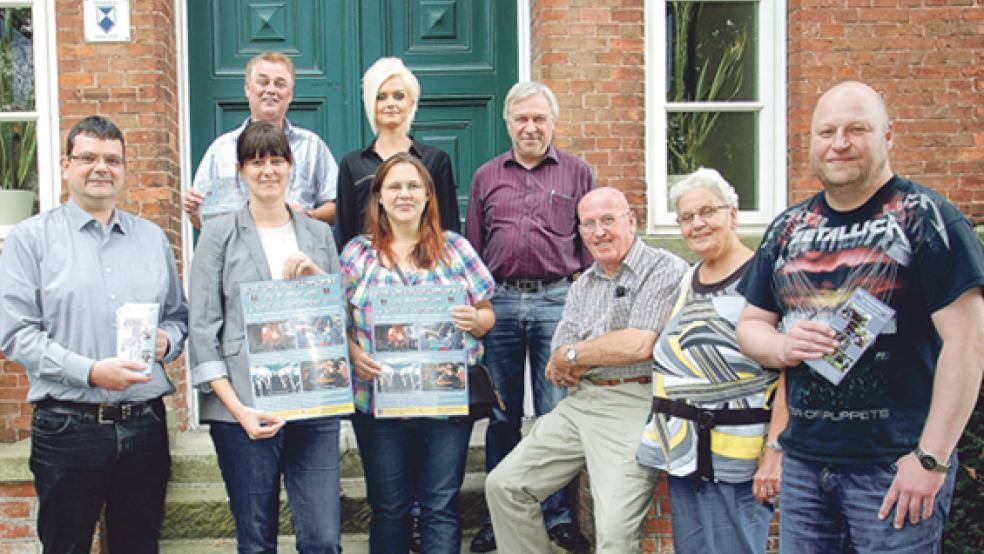 Freuen sich auf den Michaelismarkt: (vorne von links) Ingo Meyer, Silke Krallmann, Mandy Grijze, Derry und Elly Meter und Lars Klinkenborg. Hinten im Bild von links: Marktmeister Hinderk Leemhuis, seine Kollegin Christiane Dorenbos und Evert Pastoor, Vorsitzender der Werbegemeinschaft Weener. © Foto: Hoegen