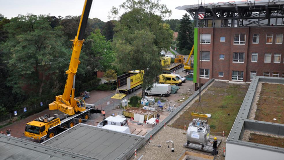 Neues MRT für Leeraner Klinikum hing am Kran. © Foto: Klinikum