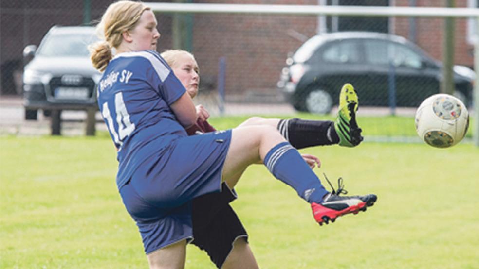 Erfolgreiche Zweikämpferin: Die Heidjerin Svenja Buising setzt sich gegen ihre Gegenspielerin durch. © Foto: Mentrup