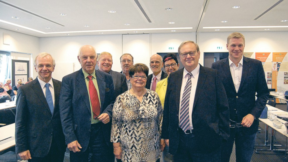 Landrat Bernhard Bramlage (von links) mit den geehrten Abgeordneten Horst Kuhl, Klaas Plagge, Erwin Köster, Hedwig Pruin, Hermann Koenen, Frauke Maschmeyer-Pühl, Dieter Baumann und Ulf Thiele. Es fehlen Johann Gerdes und Gerd Koch, die beide nicht an der Kreistagsssitzung am Montag teilnahmen. © Foto: Koenen