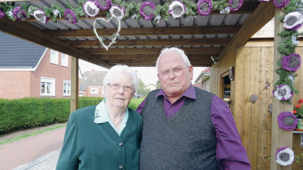 Unter dem Ehrenbogen: Alma und Hermann Willms feiern heute ihre Eiserne Hochzeit. © Foto: Muising