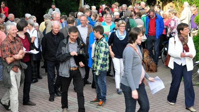 200 Menschen auf Kirchenspaziergang