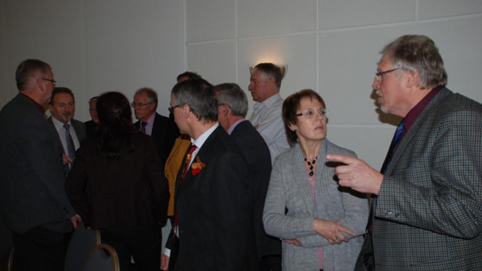 In Sitzungspausen, hier ein Bild aus dem Jahr 2012, laufen oft Gespräche im Stadtrat über Fraktionen hinweg. Jetzt wird darüber diskutiert, ob es eine Gruppenbildung im neuen Rat der Stadt geben könnte. © Foto: Hoegen