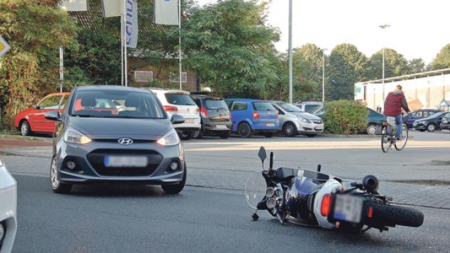 Motorradfahrer stürzt und verletzt sich