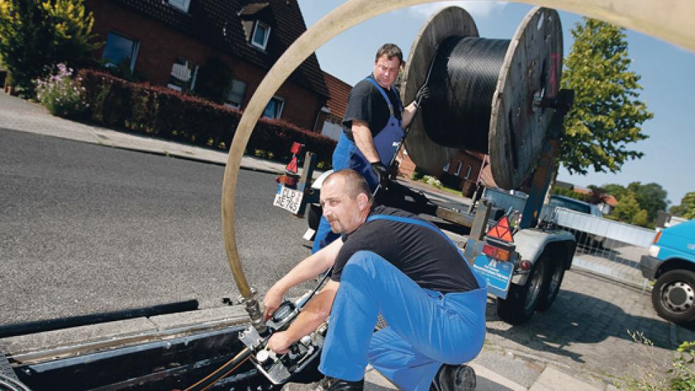 Durch die EWE sind in vielen Gebieten in der Gemeinde Jemgum bereits Glasfaserkabel verlegt worden. © Foto: EWE