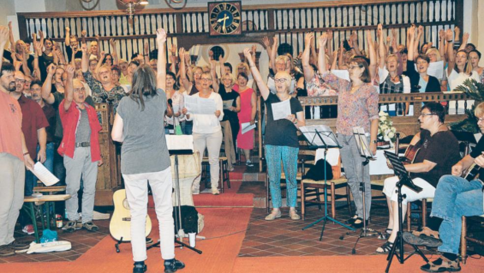 Gemeinsam macht Singen noch mehr Spaß und so kamen aus allen Ecken des Rheiderlandes 130 Sänger zusammen, um gemeinsam mit Marianne Gerke (vorne) ein einmaliges Konzert auf die Beine zu stellen. © Foto: Himstedt