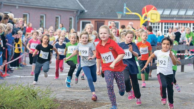 Schnelle Schüler und stolze Lehrer