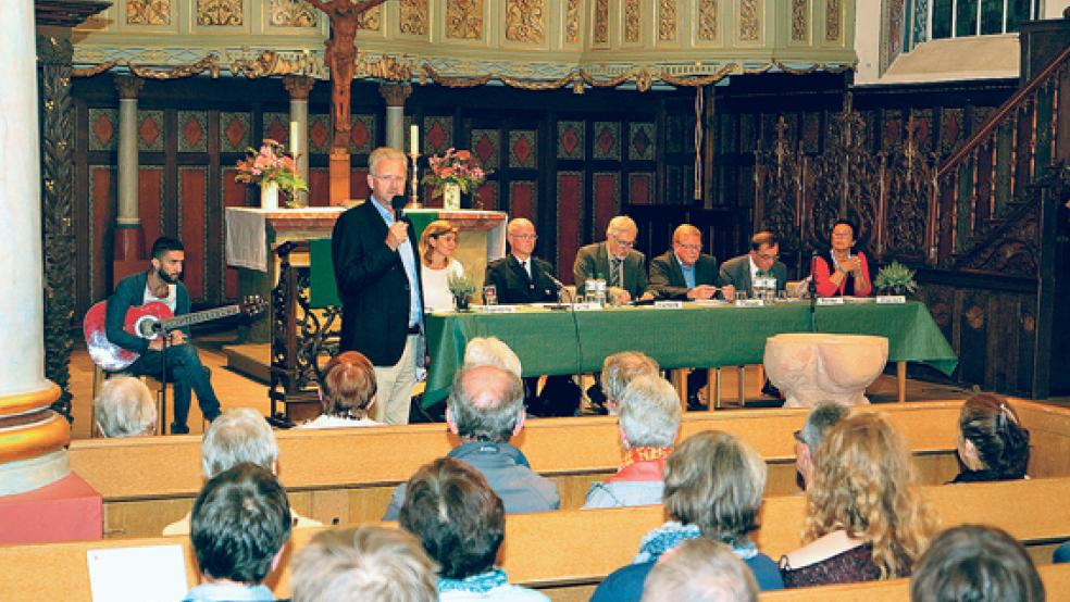 Pastor Jan Lüken Schmid (stehend) begrüßte die Besucher beim offenen Abend zum Thema Flüchtlinge in Leer. © Foto: Dübbel