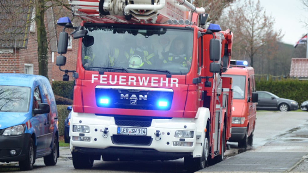 Scheunenbrand heute Mittag in Emden: die Feuerwehren Stadtmitte und Uphusen waren im Einsatz. © Foto: RZ-Archiv