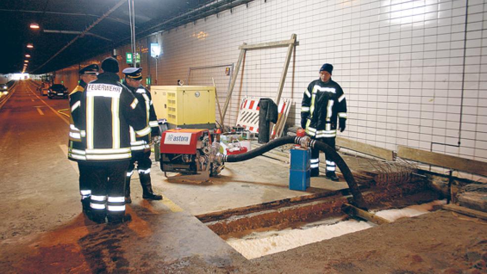 Die Pumpen liefen unaufhörlich: Rund fünf Millionen Liter Wasser, das durch ein Bohrloch in den Emstunnel strömte, mussten im Dezember 2013 abgepumpt werden. © Foto: privat
