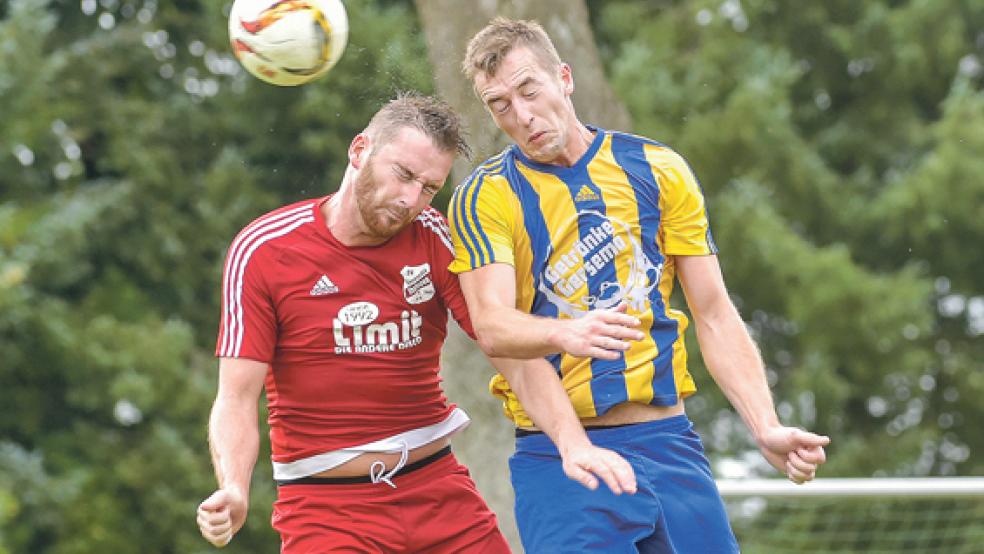 Augen zu und durch: Der TuS Weener (hier Martin Meyer, rechts) bekommt es Sonntag mit Larrelt zu tun. © Foto: Bruins