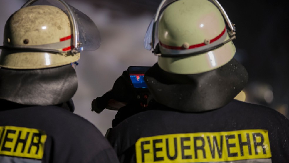 Auf dem Hof eines Autohändlers in Westrhauderfehn wurden ein VW und ein BMW durch Brände vollständig zerstört. Auch ein Chrysler wurde durch die Flammen beschädigt. © Foto: Archiv